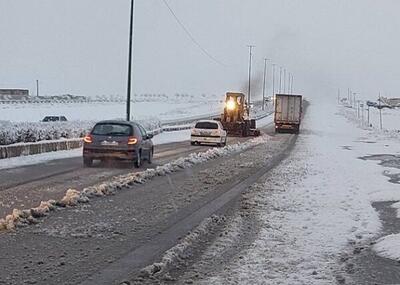 بارش برف در محور اهر- کلیبر| غافلگیری رانندگان و اختلال در تردد جاده ای