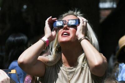 جست‌وجو برای «چشم‌درد» در حین خورشیدگرفتگی ۲۰۲۴ آمریکا افزایش یافت - زومیت