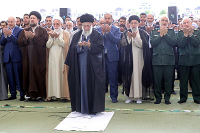 تصاویری از چهره ها در صف اول نماز عید فطر به امامت رهبری