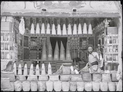 عکس | فروشنده‌ قند و شکر در بازار رشت در دوره‌ قاجار - عصر خبر
