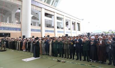 عکس | لباس متفاوت فرمانده نیروی دریایی ارتش در نماز عید فطر پشت سر رهبر انقلاب - عصر خبر
