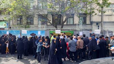 تصاویرِ توزیع بال کبابیِ صلواتی در تهران وایرال شد