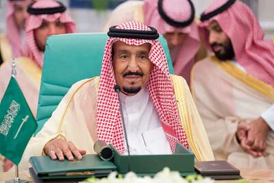 پادشاه عربستان نماز عیدفطر را روی صندلی خواند+عکس