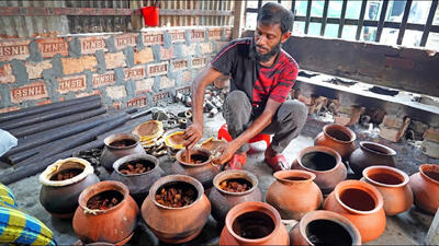(ویدئو) پختن آبگوشت در دیگ های سفالی به روش آشپز خیابانی بنگلادشی
