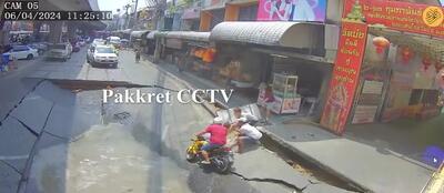 (ویدئو) فرونشست زمین زیر پای پدر و پسر موتورسوار