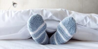 چه اتفاقی می‌افتد اگر با جوراب بخوابید؟