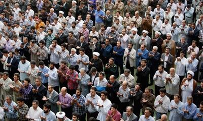 ببینید | اقدام تحسین‌برانگیز دو پاکبان در حین برگزاری نماز عید فطر در تهران