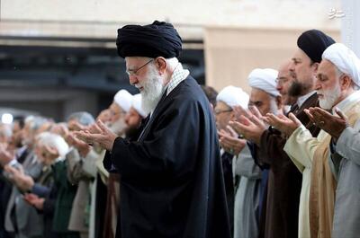 عکس/ حال بکاء رهبر انقلاب هنگام نماز عید فطر
