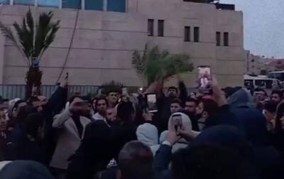 فیلم/ تظاهرات اردنی‌ها مقابل سفارت اسرائیل در عید فطر