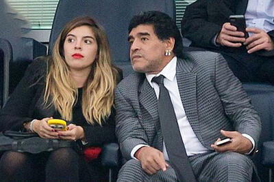 (عکس) سفر به تاریخ؛ مارادونا به خاطر دخترش به فوتبال برگشت
