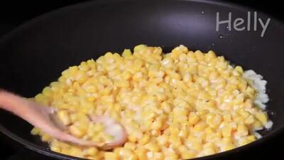 (ویدئو) فرآیند پخت یک میان وعده ساده و خوشمزه با 300 گرم ذرت و یک تخم مرغ