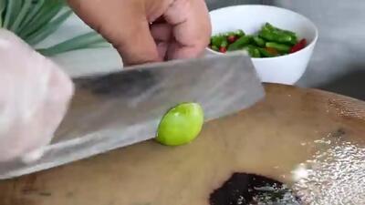 (ویدئو) غذای خیابانی مشهور در تایلند؛ یک غذای خاص سنتی با میگو، برنج وتخم مرغ