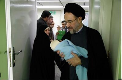 (ویدیو) اذان گفتن خاتمی در گوش «ایران» نوه حسن خمینی