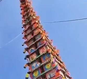 لحظه سقوط ارابه معبد ۳۰ متری در هند + فیلم