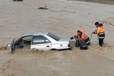 ببینید | کمک به خودروهای گرفتار شده در سیل؛ خرم‌آباد استان لرستان