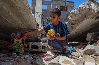 فیلم/ بازی کودکان غزه روی خانه‌های ویران‌شده