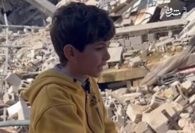 فیلم/ تمرین حفظ قرآن دو کودک فلسطینی بر روی خرابه‌های منزلشان