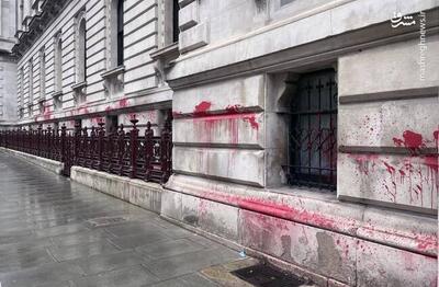 فیلم/ پاشیدن رنگ قرمز به دیوار وزارت دفاع انگلیس در حمایت از غزه