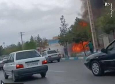 فیلم/ آتش گرفتن یک خودرو در ورودی یک پمپ بنزین در کرمان
