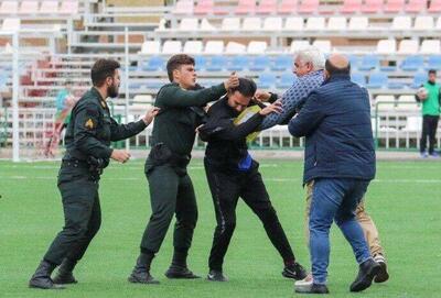 اتفاق عجیب‌ دیگر در فوتبال ایران/ بزن بزن دو مربی وسط زمین چمن! +عکس