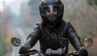 ویدئوی تک‌چرخ زدن یک زن محجبه با موتورسیکلت