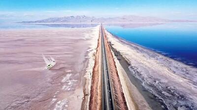 صف چند ده کیلومتری خودروها در اطراف دریاچه ارومیه + فیلم
