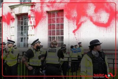 انگلیسی‌های حامی فلسطین در اعتراض به فروش تسلیحات به اسرائیل رنگ خون به ساختمان وزارت دفاع بریتانیا پاشیدند