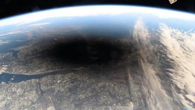 ببینید / ویدیویی شگفت انگیز از خورشید گرفتگی توسط ماهواره استارلینک