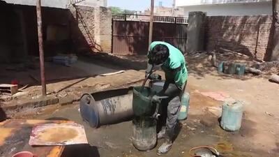 (ویدئو) نحوه ساخت دستگیره صندوق عقب ماشین یک در یک کارگاه پاکستانی