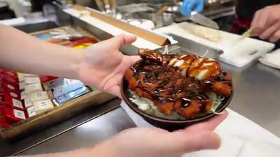 (ویدئو) غذای خیابانی در ژاپن؛ پخت کتلت پرطرفدار و متفاوت مرغ