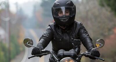 ببینید | تک‌چرخ زدن یک زن محجبه با موتور؛ مهارت جالب در موتورسواری