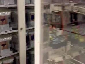 قفس‌هایی که فروشگاه‌های آمریکا را محصور کرده است!+ فیلم
