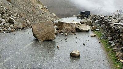 جزئیات وحشتناک از ریزش سنگ در چالوس | مسافران گیر افتادند!