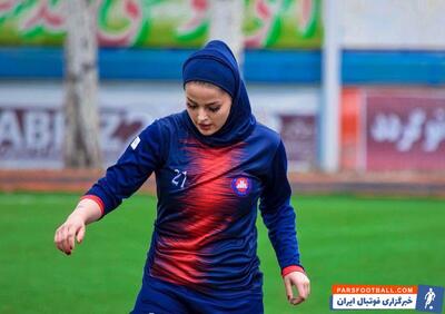 عکس| دختر فوتبالیست ایرانی با پرچم سرخ بین تماشاگران - پارس فوتبال | خبرگزاری فوتبال ایران | ParsFootball