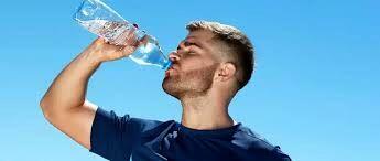 نوشیدن آب و رابطه مستقیم آن با سلامتی  | علت ترک خوردن لب ها چیست ؟