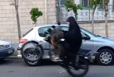 ویدئویی پربازدید از تک‌چرخ زدن یک زن محجبه با موتورسیکلت | رویداد24