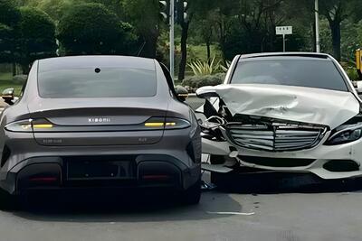 تصادف ماشین شیائومی با مرسدس بنز؛ هر دو خودرو به‌شدت آسیب دیدند - زومیت