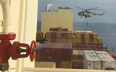 عکس | اولین تصویر از لحظه هلی‌برن تکاوران نیروی دریایی سپاه هنگام توقیف کشتی اسرائیلی - عصر خبر