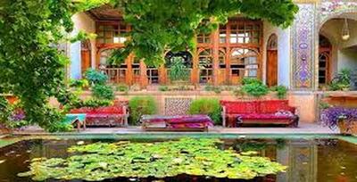 نوشته جالب و قشنگ روی در یک خانه در شیراز