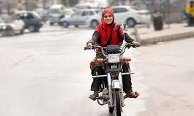 عکس روز تهران: دختره سوار موتور بود، پسره کنارش می‌دوید!