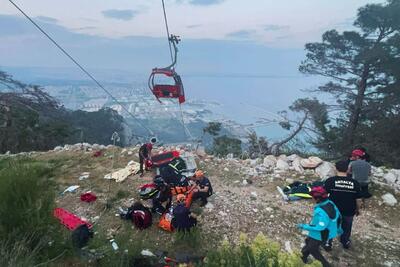 حادثه مرگبار تله‌کابین در ترکیه؛ ده‌ها نفر همچنان پس از گذشت ۲۴ ساعت بین زمین و آسمان گرفتارند