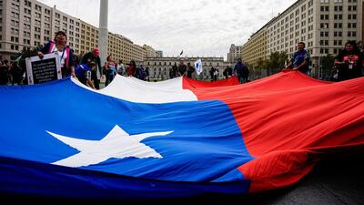 ویدیوها. هزاران نفر در پایتخت شیلی در حمایت از اعتصاب سراسری علیه دولت بوریچ تظاهرات کردند