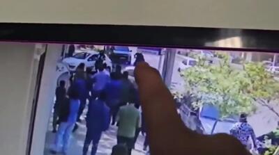 (ویدئو) گرفتن سارق موبایل توسط مردم در مشهد؛ با خشونت به جانش می‌افتند