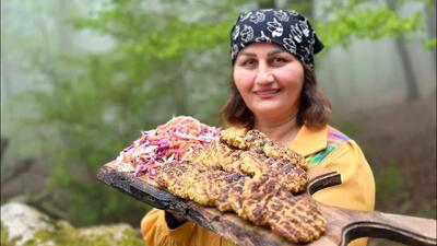 (ویدئو) پخت برگر مرغ زغالی در طبیعت به سبک بانوی روستایی ترکیه ای