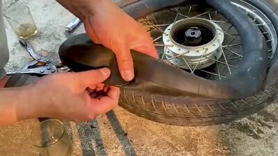 (ویدئو) اگر لاستیک موتورسیکلت با میخ سوراخ شد، چگونه بدون چسب تعمیرش کنیم؟