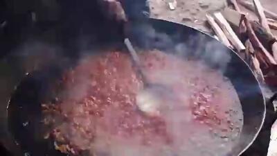 (ویدئو) غذای غارنشین ها در افغانستان؛ نحوه پخت املت نخود زغالی به روشی جالب