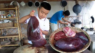 (ویدئو) نحوه پخت کتلت، واوایشکا و کباب روستایی با دل، جگر و قلوه گاو در تایلند