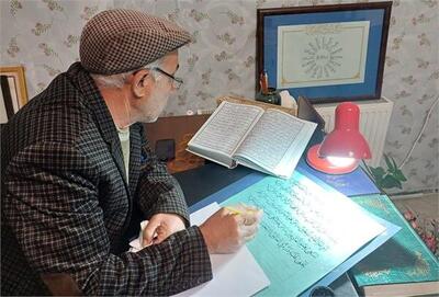 هنرمند خوشنویس سامانی هم‌زمان با ماه رمضان دعای جوشن کبیر را کتابت کرد
