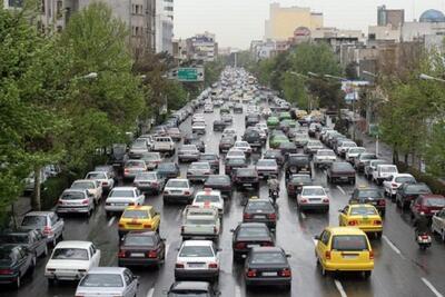 ترافیک در اکثر معابر و بزرگراه‌های تهران سنگین و نیمه سنگین است