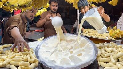 طرز تهیه نوشیدنی های خنک با موز توسط فروشنده های خیابانی (فیلم) | شبکه اطلاع‌ رسانی طلا و ارز